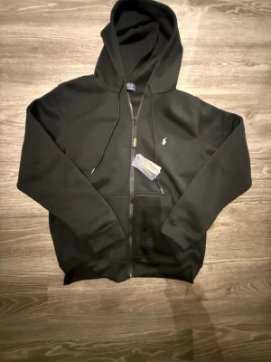 Svart zip up - I ny kondition pris kan diskuteras dm vid intresse 