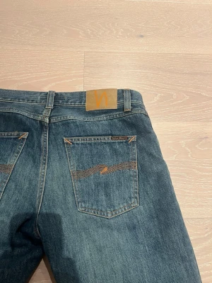 Nudie jeans Gritty Jackson  - Säljer ett par tvärfeta nudie jeans i modellen gritty Jackson sand tracks. Dem är i storlek 30/28. Modellen på bilden är 174 cm lång och väger 68 kg. Jeansen är knappt använda och i ett väldigt bra skick. Nypris är 1800 mitt pris är endast 899.