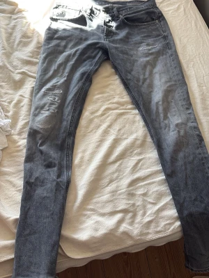 Dondup George  - Ett par ljus gråa dondups George med några slitningar w33 vädligt fräscht skick