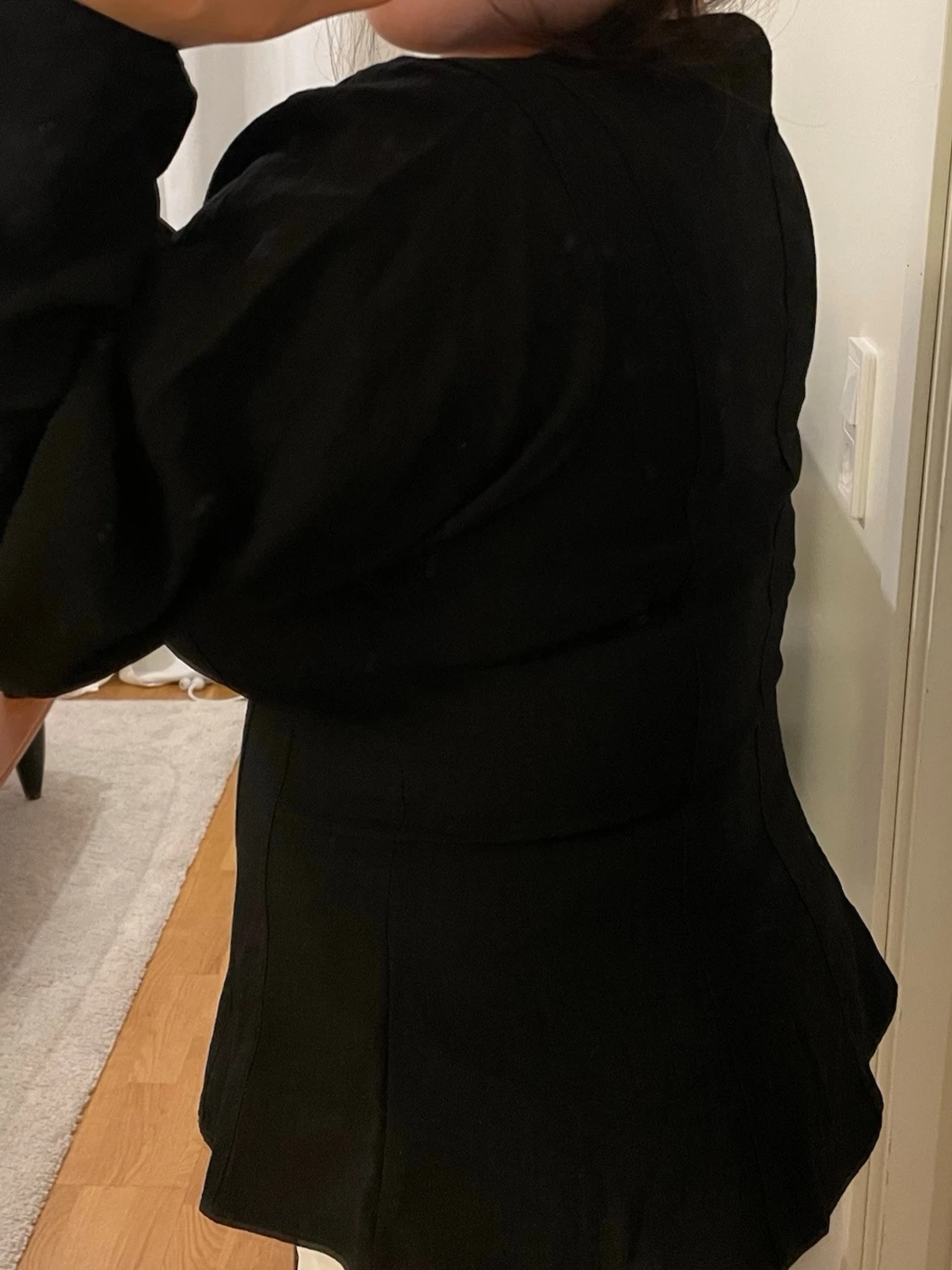 Svart blus med puffärmar - 1