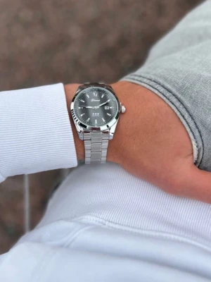 Silverfärgad Doventi klocka med svart urtavla - 🌟 Doventi - Helt ny och oanvänd klocka i toppskick! 🌟 🎁 Levereras komplett med originalbox. ✨ Perfekt skick, garanterat utan defekter. ⚙️ justering för optimal passform. 🚀 Snabb leverans samma dag – direkt till dig!