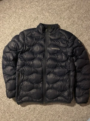 Peak Performance jacka - En väldigt schysst jacka från peak performance i en snygg marinblå färg. Den är väldigt sparsamt använd. Tveka inte på att höra av dig vid fler frågor🙌
