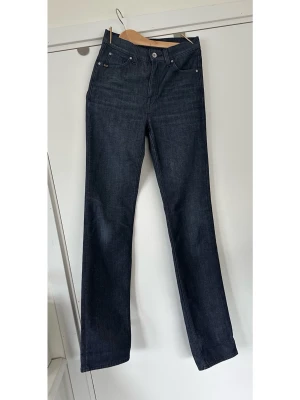 Tiger of Sweden mörkblå jeans, storlek S / W28 - Jeans från Tiger of Sweden i storlek 28/32” (S). Klassiska 5-ficksmodellen ”Lana” med raka ben och normalhög midja. Diskreta insydda detaljer på bakfickorna och stilren svart präglad märkes-kapp bak. Nypris 1800:-. Mycket gott skick, som nya!