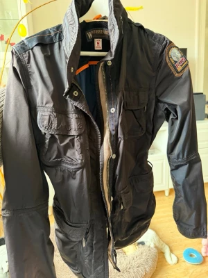 Parajumpers Windbreaker Dam jacka - Storlek M, Parajumpers jacka perfekt till vår/sommar/höst. 