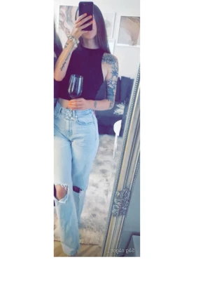 90's highwaist jeans från gina tricot - Super snygga jeans med slitningar från gina tricot ,perfect jeans. Mina favoriter som tyvärr blivit för små😍👖 jag är 162 så längden på dessa sitter perfekt på mig utan att man trampar på dom🌺🍑 