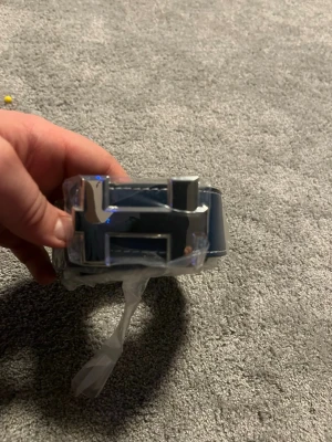 H BÄLTE snyggt  - Säljer ett kälte med ett H på riktigt nice sitter nice till outfit om ni köper idag eller imorgon så skickar ja imorgon men de för jag ska skicka ett tlll bälte 