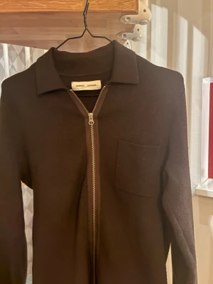 Mörkbrun ziptröja Samsøe Samsøe - Mörkbrun ziptröja från Samsøe Samsøe. Den är i bra skick