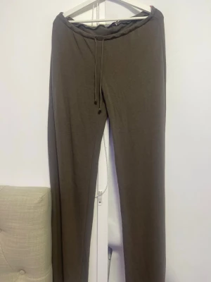 My chill pants från Nelly ! - Mysiga bruna mjukisbyxor med rak passform och dragsko i midjan. Tillverkade i mjukt och stretchigt material som känns skönt mot huden. Perfekta för chill dagar hemma eller när du vill ha det extra bekvämt.