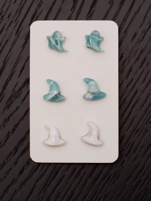 Handgjorda örhängen i polymerlera och stift i rostfritt stål halloween glow in the dark självlysande spöke - Handgjorda örhängen i polymerlera och stift i rostfritt stål.  Självklart nya och oanvända. Storlek: 1,5x1,5cm. De blå lyser i mörkret!  Färgerna kan variera beroende på skärminställningar.