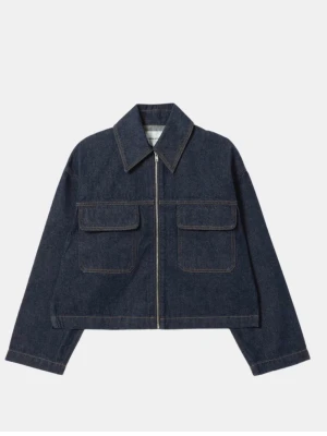 Mörkblå jeansjacka med dragkedja - Snygg mörkblå jeansjacka med raka ärmar och två stora bröstfickor med lock. Jackan har en klassisk krage och stängs med dragkedja framtill. Perfekt för en cool och avslappnad stil.