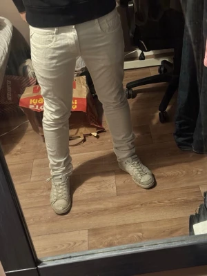 Vita replay anbass - Säljer ett par vita anbass jeans från replay. De har klassisk femficksdesign, låg midja och smal passform hela vägen ner. Materialet är stretchigt för extra komfort och de har en enkel look utan slitningar eller dekorationer. Pris är alltid diskuterbart 