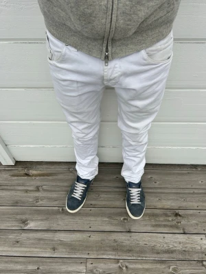 Vita dondups 30 - Säljer dessa vita dondups i storlek 30. Dem är knappt används så skicket är fint. Skriv vid frågor eller bilder 