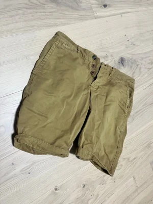 Beiga shorts från Superdry - Snygga beiga shorts från superdry