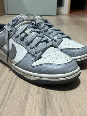 Nike dunks - Grå vita dunks som har anvevönts lite med inga större problem, tvättas innan leverans
