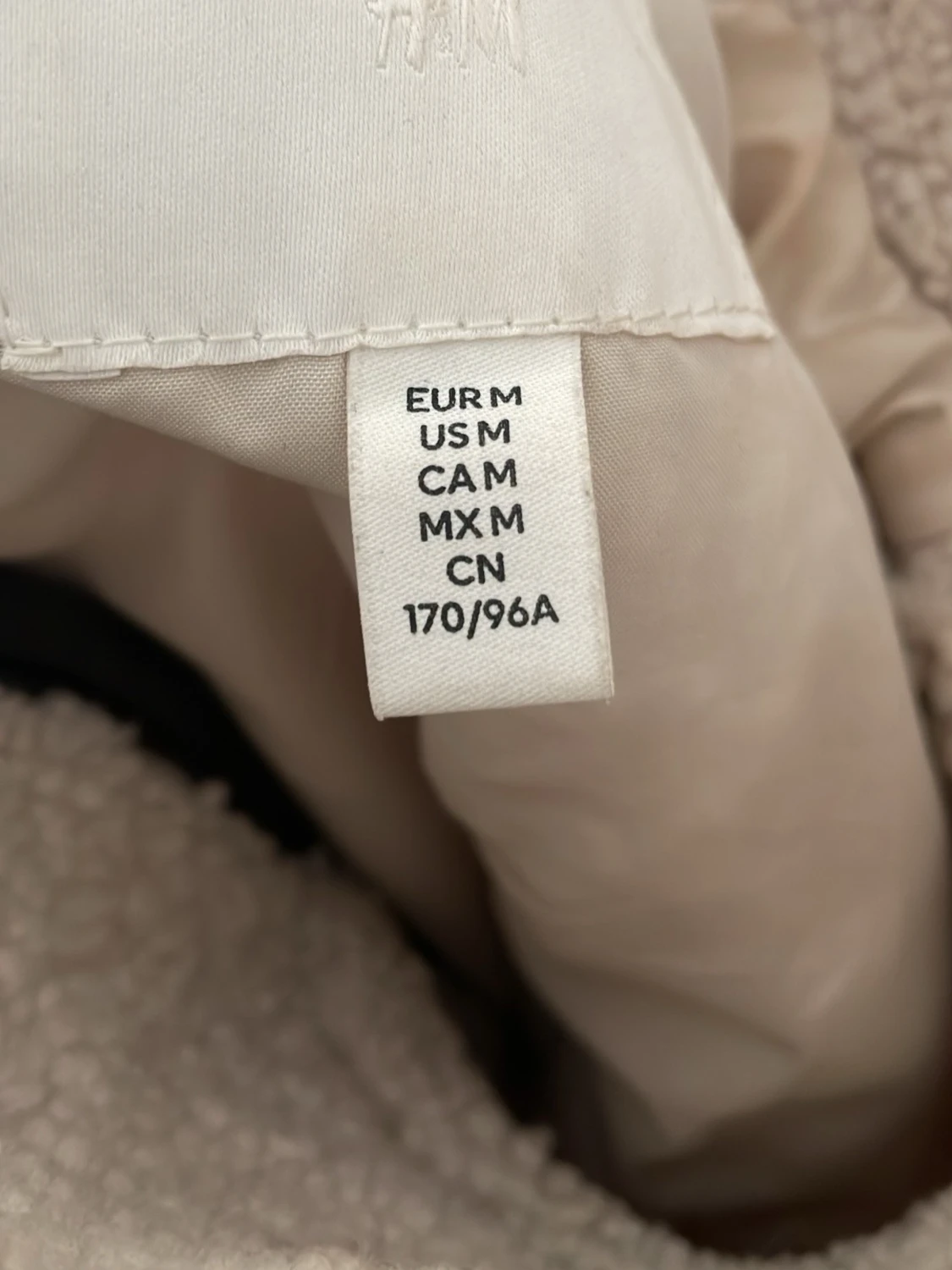 Beige teddyjacka med svarta detaljer - 2