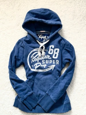 Superdry hoodie - Marinblå hoodie från superdry i storlek M