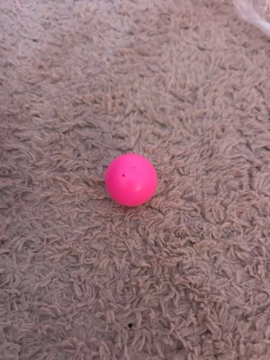 Studsboll - En studsboll som är riktigt studsig! Den är ihålig till skillnad från andra studsbollar. I bra skick bara lite smutsig!🥰