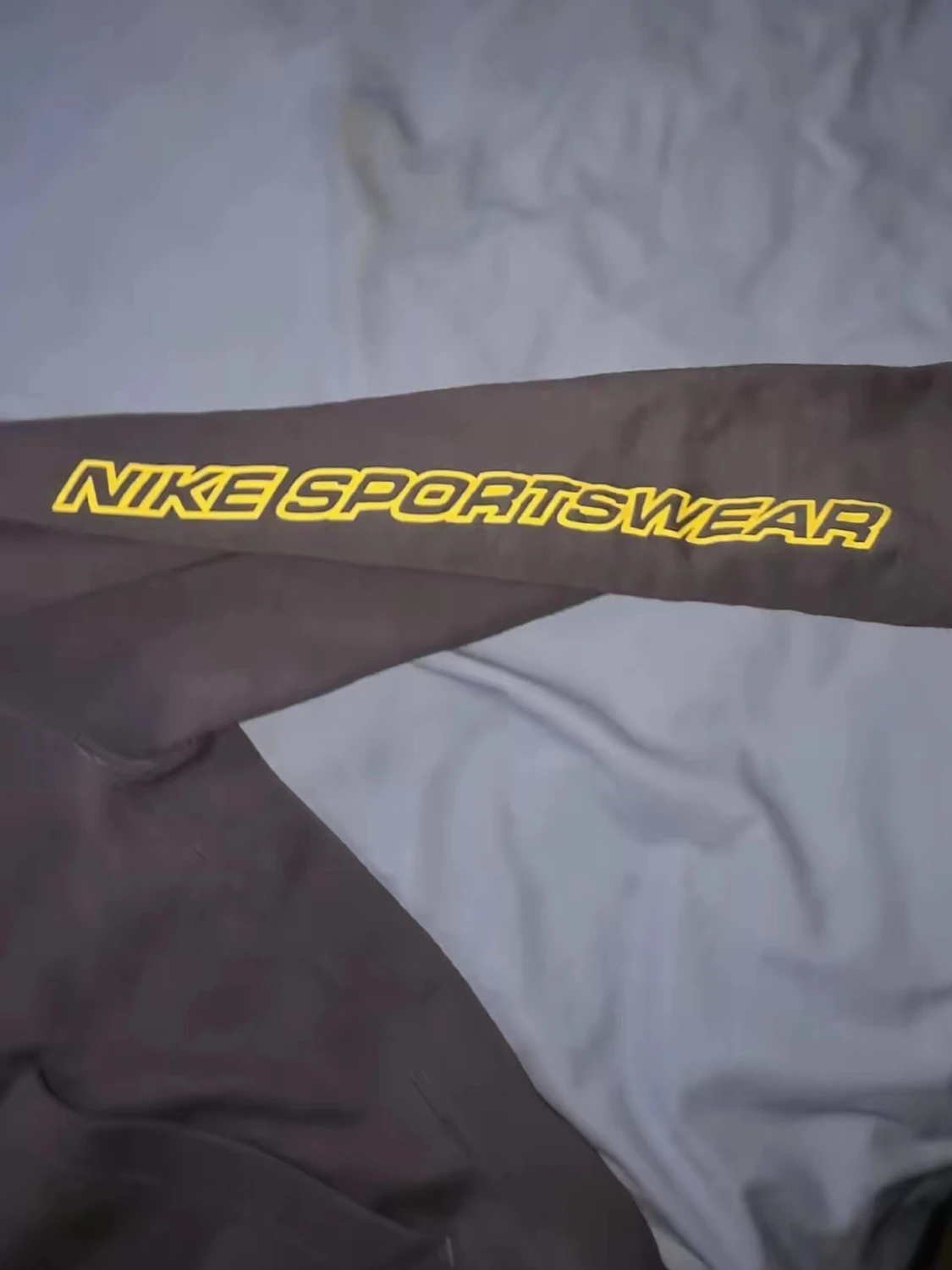 Mörkgrå nike tracksuit med gula detaljer. Tröja size:S Byxor size:M - 5