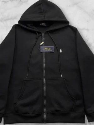 Polo Ralph lauren hoodie  - Svart Polo Ralph Lauren Hoodie  Stilren svart  hoodie i klassisk design ✨ Mjukt och bekvämt material som passar perfekt till vardag 👌 Plagget är aldrig använt och i nyskick 🧥 Enkel att matcha för en clean outfit 💎  🔹 Märke: Polo Ralph Lauren 🔹 Färg: svart 🔹 Skick: Aldrig använt 🔹 Passform: Klassisk 📦 Snabb leverans