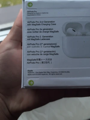 Apple AirPods Pro 2 MagSafe - Säljer ett par Apple AirPods Pro 2nd Generation med MagSafe-laddningsetui. Trådlösa in-ear hörlurar i vit färg med stilren och kompakt design. Perfekta för musik, samtal och brusreducering. Levereras i originalförpackning.
