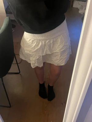 Volangkjol - Säljer denna jättesöta volangkjol då den inte kommer till användning! Köpte begagnat och står inget märke i. Skriv bara vid fler frågor❣️❣️