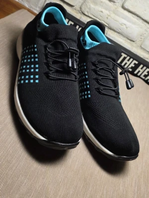 Svarta sneakers  - Snygga sneakers aldrig använda. Helt nya. Strl 45