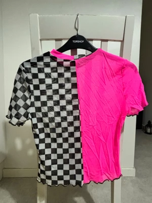Genomskillnig topp - Rosa/svart/vit genomskinlig topp. Aldrig använd! Ingen storlek, den är jätte stretchig 