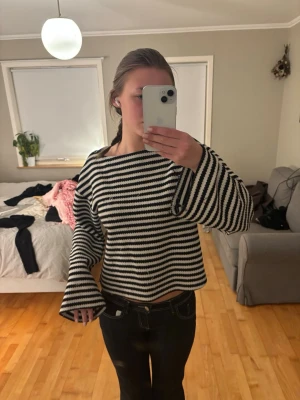 Randig stickad tröja med vida ärmar - Säljer en svartvit randig stickad tröja med vida ärmar och rak passform. Jätteskön stickad tröja men inte kommit tills användning. Är lite nopprig på framsidan, storlek S