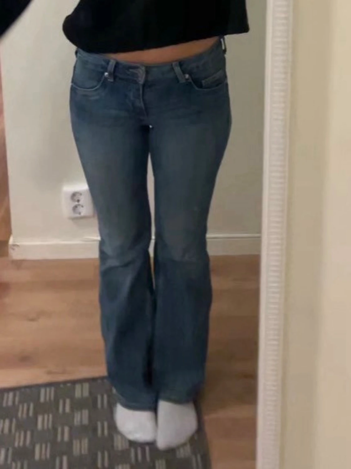 Blå bootcut jeans med låg midja