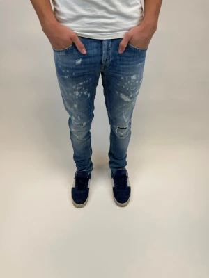 Dondup Jeans George  - Dondup Jeans George! Trendigaste jeansen på marknaden.  Ny pris= 4000 kr Säljs för= 1099 kr (Modellen har original slitningar från fabrik vilket är väldigt eftertraktat och populärt) 