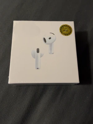 Apple AirPods med brusreducering - Säljer ett par vita Apple AirPods med aktiv brusreducering. Trådlösa in-ear hörlurar i stilren design med laddningsetui. Perfekta för musik, samtal och gaming. Kommer i originalförpackning.