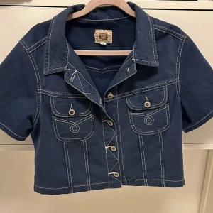 Skitsnygg cropped jeans jacka/top - Skitsnygg blå vintage cropped jeans jacka/top, från genuine comfort flash! Strl M. Men passar mig jättebra som vanligtvis har strl S/XS