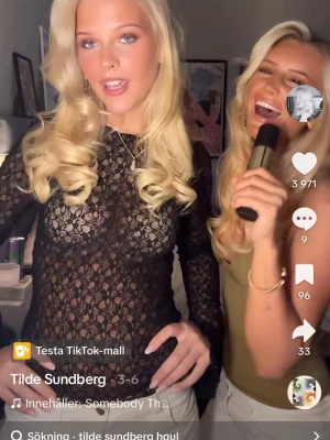 SÖKER    Svart spetsblus med lång ärm - Snygg svart blus i spets med lång ärm och genombrutet blommönster. Toppen är figurnära och har en feminin, elegant vibe som passar perfekt till jeans eller kjol. Perfekt för dig som vill sticka ut lite extra. Xs-xxs