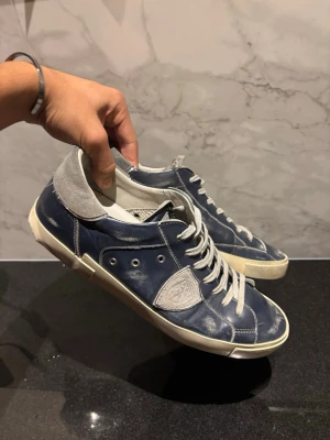 Philip modell - Ett annat par feta Philip modells i storlek 44 köpta i en affär som heter wonder i Varberg. Dessa är riktigt feta o passar perfekt nu till våren och sommaren. De är i riktigt bra skicka men har slitits up lite på hälen. Men de har fortfarande riktigt mycket att ge! Tyvärr har jag slängt boxen🥲 Skicka gärna bud! Skriv vid funderingar😁