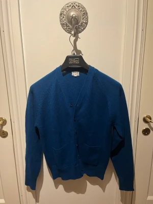 Cardigan  - En snofsig cardigan. Passar lika bra till vardagen som till formella möten. Vid frågor, plinga till! Mvh SecondTreasures. 