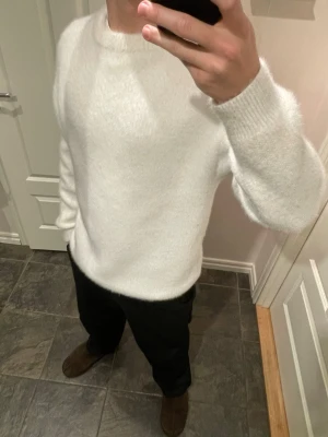 Stickad tröja  - Vit stickad tröja i storlek M, hör av er vid mer frågor eller bilder pris kan diskuteras 