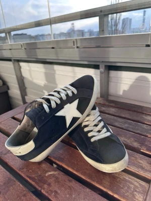 Blåa golden goose - Säljer just nu dessa trendiga och snygga sneakers ifrån Golden Goose. Perfekta nu till våren!   Vid ytligare frågor eller funderingar tveka inte med att kontakta mig:) 