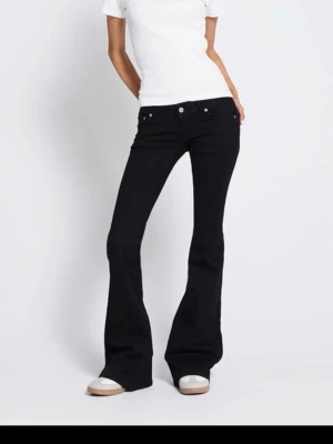 Svarta lågmidjade jeans  - Dessa assnygga jeans passar till allt, väldigt lågmidjade och jätteskönt material. På sista bilderna ser ni att jag har försökt göra om så att de passar mig bättre, därav snörena och uppsprättningen. Uppsprättningen är enkelt att fixa, vill man inte göra det själv så kan jag göra det. Hålen i midjan kommer inte påverka. Köpta för 400kr och använda 4 gånger. 