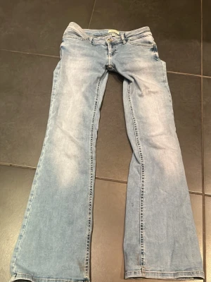 Snygga jeans från only - Lågmidjade jeans från only, använda några få gånger💕