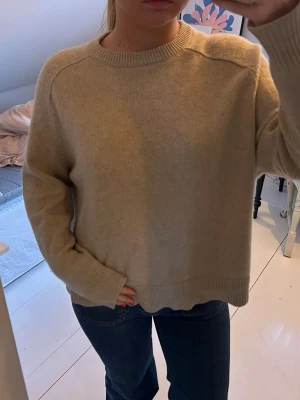 Beige soft goat tröja - Beige Kashmir tröja från soft goat! Storlek xs men passar mig som brukar ha s/m i tröjor💞