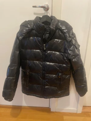 Svart pufferjacka  - Varm 