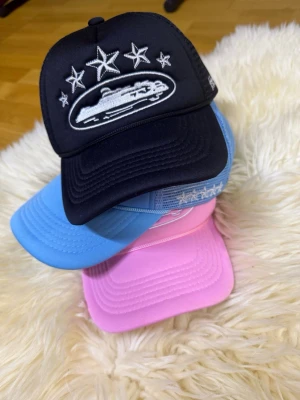 Corteiz kepsar - Säljer tre kepsar för 320kr och om man vill bara köpa EN så kostar det 140kr. Alla är i bra skick. Har ni extra frågor så kan bara skicka till mig.