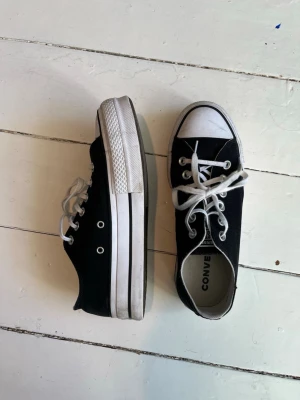 Svarta Converse platform sneakers - Säljer mina fina Converse skor då de är lite stora för mig! Väldigt bra skick!