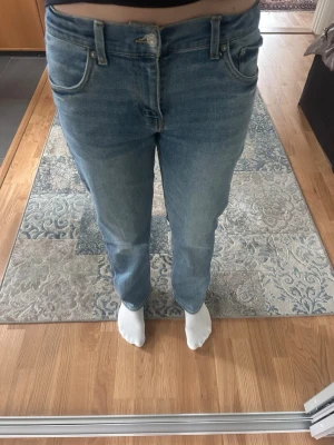 Levi's ljusblå raka jeans - Säljer ett par klassiska ljusblå jeans från Levi's med rak passform. Loose taper. Låg och justerbar midja. Lite slitage runt knappen, inget som syns. Passar 175 cm