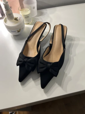 Låga klackskor - Intressekoll, kan eventuellt sälja om någon är intresserad! Använda en gång men de är tyvärr för stora för mig. 4,5 cm hög klack