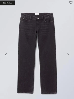 Svarta raka jeans från Weekday - Säljer ett par svarta raka jeans från Weekday med klassisk femficksmodell och låg midja. Jeansen är i den populära modellen arrow och är helt slutsålda på Weekday hemsida! De är i nyskick!💕 NYPRIS ÄR: 590KR