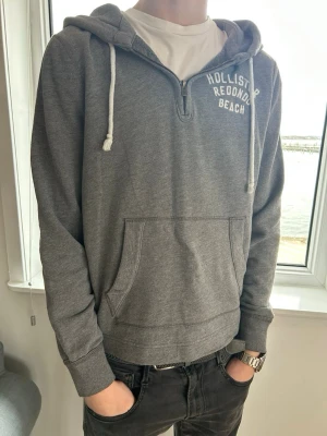 Vintage hollister quarter zip -  En riktigt fet hollister tröja! Sitter riktigt bra på och har fint skick. Skick:9/10 | modellen är 185cm lång. Pris 599 men kan diskuteras🤩🤩