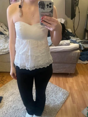 Volang topp - Vit volang topp, strl 34. (De är en avklippt klänning men funkar som topp)
