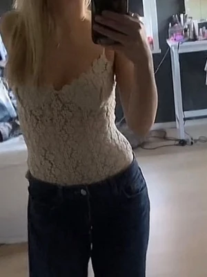 Beige virkad body - Söt beige virkad body med  smala axelband. Bidyn har en figurnära passform och v-ringad halsringning. Perfekt för dig som gillar romantisk och feminin stil.