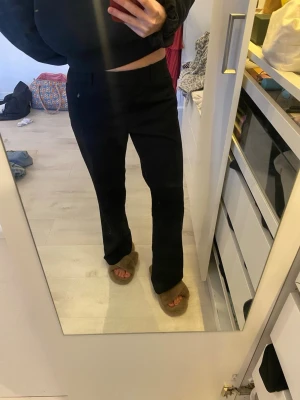 Lågmidjade kostymbyxor H&M - Fina kostymbyxor! Lågmidjade och utsvängda. Några små hål vid midjan men inget som syns, se bild💗